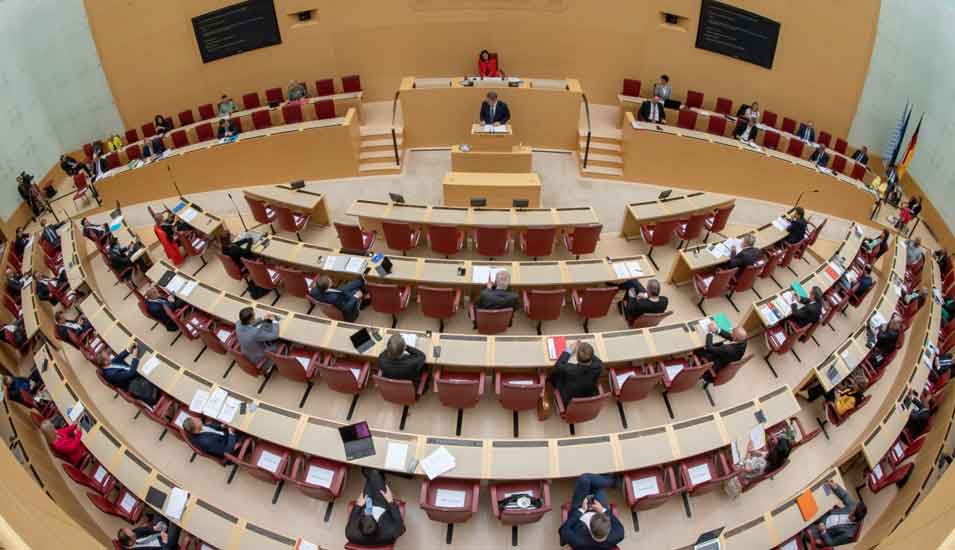 Das Foto zeigt eine Fisheye-Aufnahme des bayerischen Landtages während einer Sitzung.