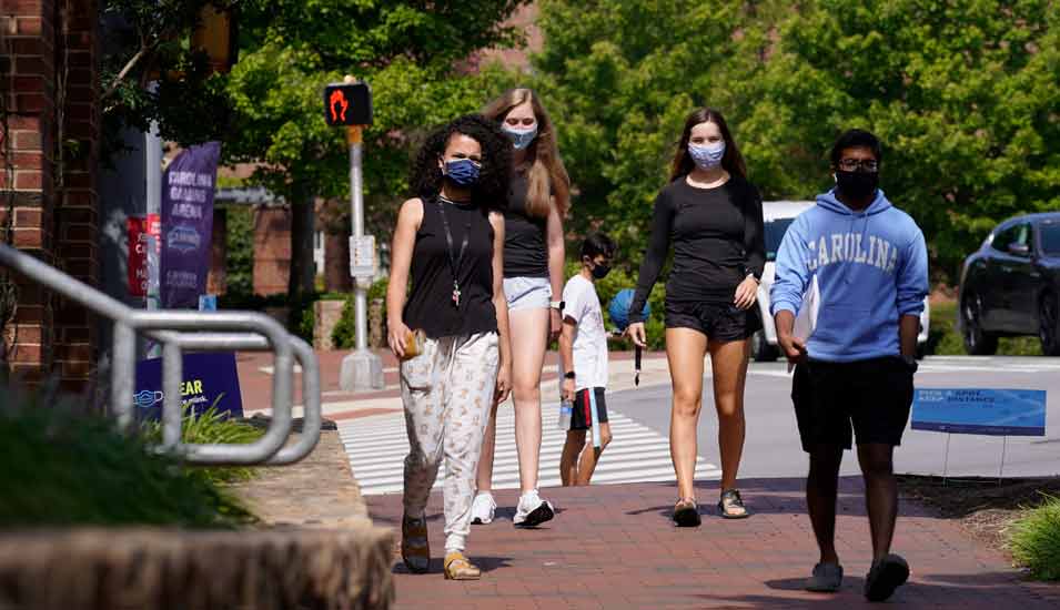 Studierende mit Mund-Nasen-Schutz auf dem Campus der University of North Carolina