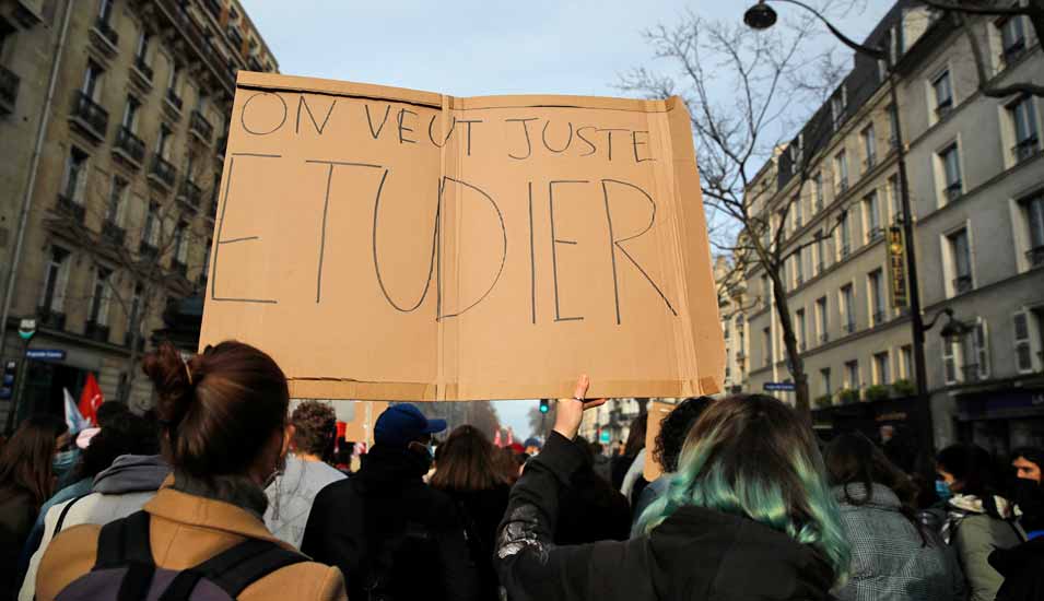 Studierende bei einer Demonstration mit Plakat mit der Aufschrift "On veut juste etudier".