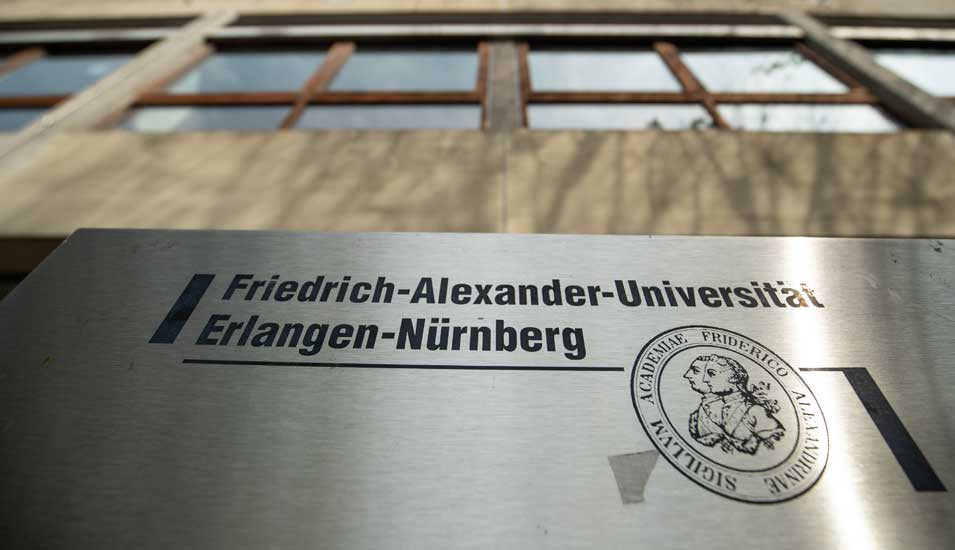 Schild am Eingang am FAU-Campus an der Regensburger Straße mit der Aufschrift "Friedrich-Alexander-Universität Erlangen-Nürnberg" 