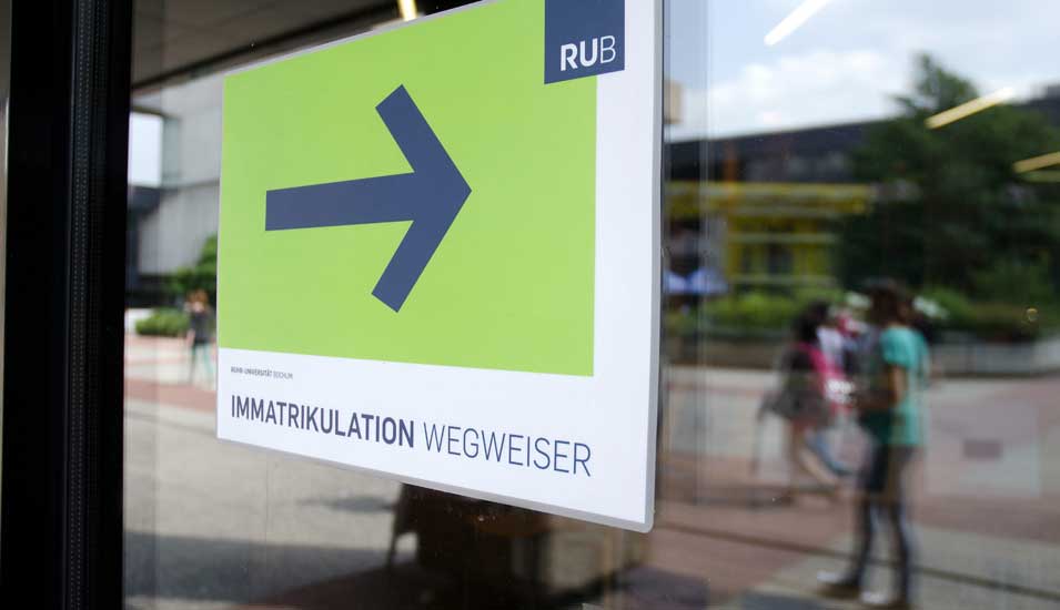 Das Foto zeigt ein Schild an der Ruhr Universität Bochum mit dem Hinweis auf die Immatrikulation.