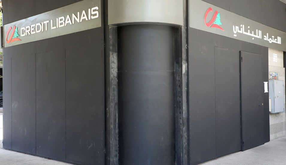 Fassade einer geschlossenen Filiale der Bank Credit Libanais.