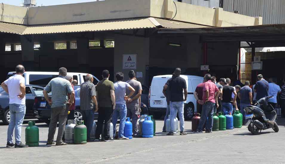 Libanesinnen und Libanesen warten in langen Schlangen, um ihre Gasflaschen zu füllen und ihre Fahrzeuge zu betanken.