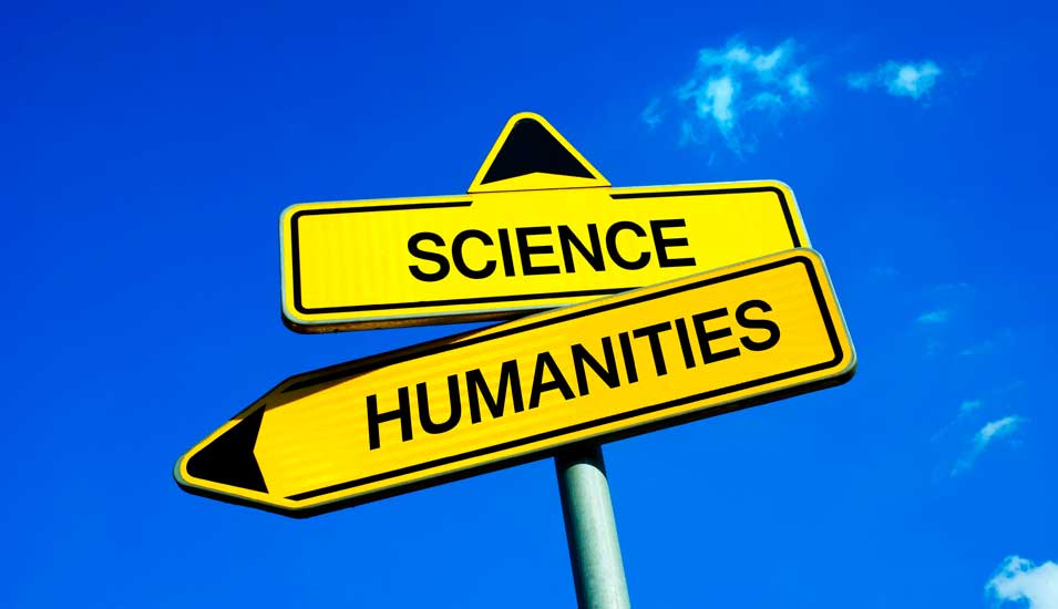 Wegweiser mit den Beschriftungen "Science" und "Humanities".