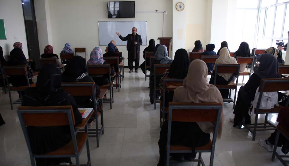 Rückenansicht von Studentinnen in einer Vorlesung an einer Universität in Kabul im März 2022.