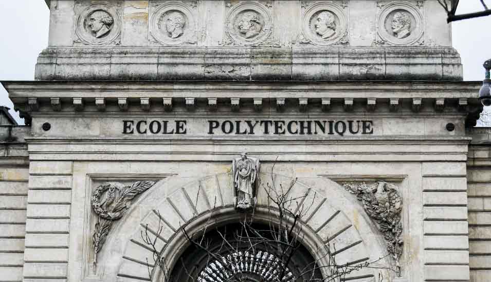 Fassade der École Politechnique bei Paris.