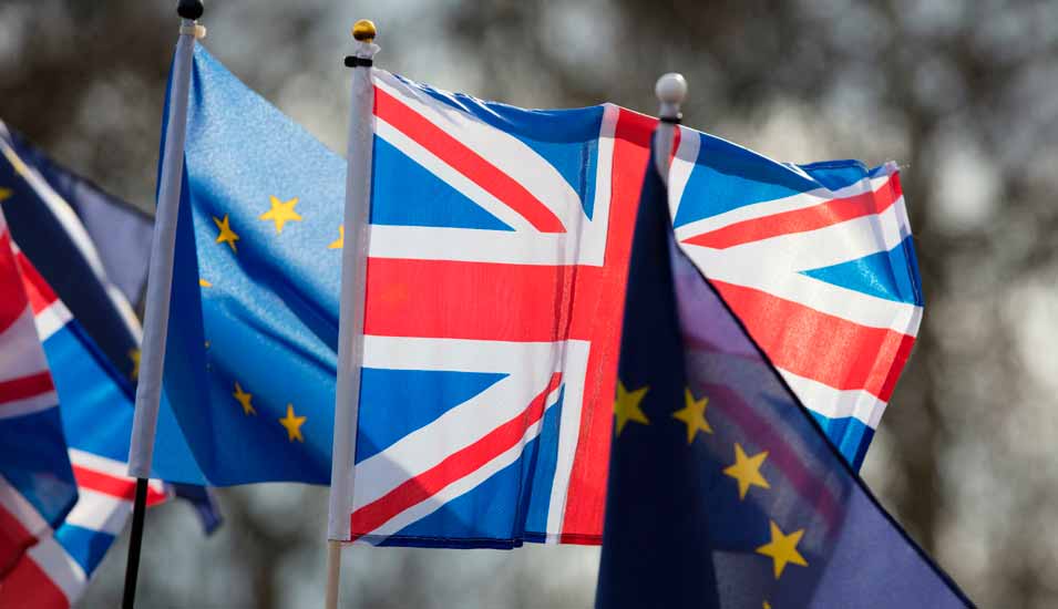 Flaggen von Großbritannien und der EU