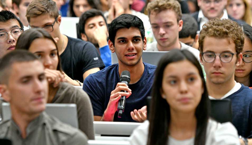 Studierende an einer italienischen Universität im Hörsaal bei einer Vorlesung.