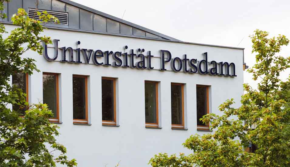Gebäude der Universität Potsdam mit dem Schriftzug "Universität Potsdam"