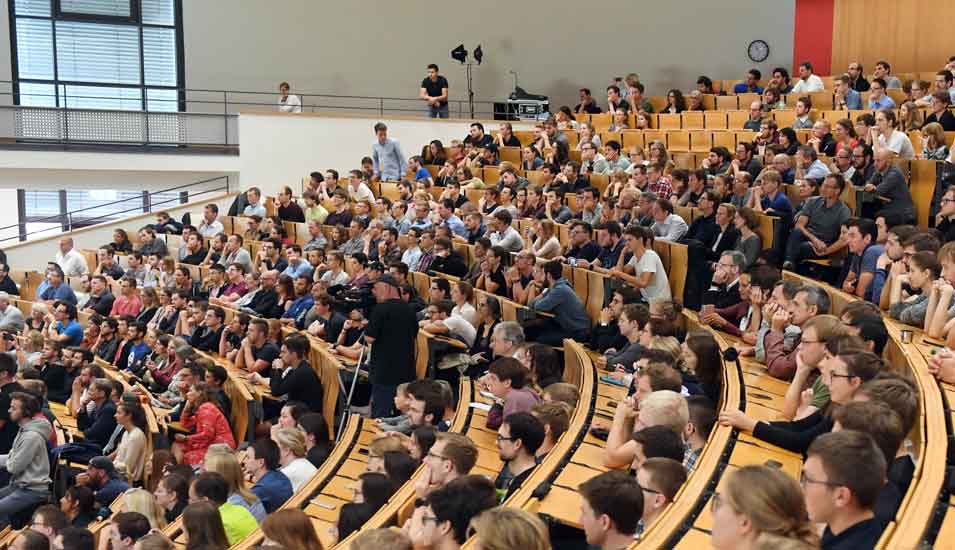 Studierende sitzen in einem großenn Hörsaal