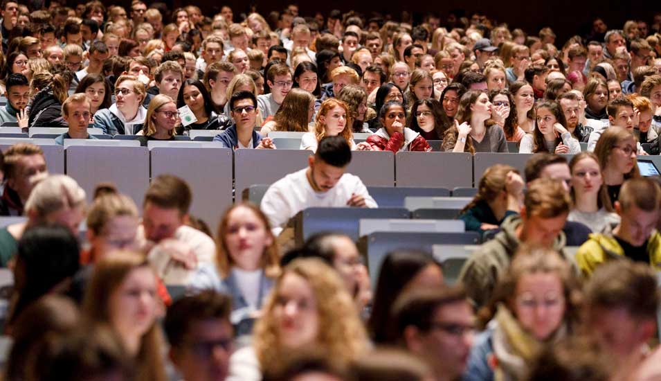 Studierende in einem Hörsaal der Universität zu Köln
