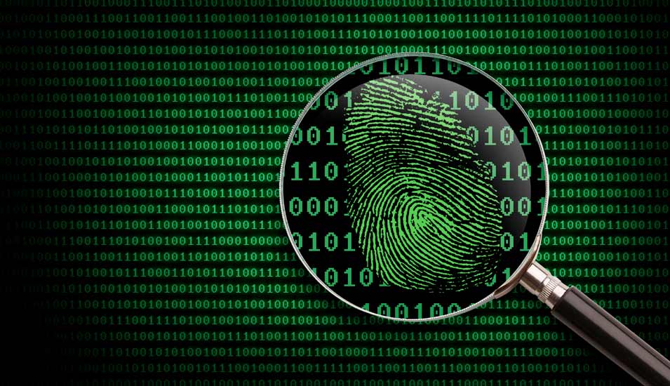 Symbolbild für Cyberkriminalität: Eine Lupe vergrößert einen Fingerabdruck zwischen Nullen und Einsen auf einem Bildschirm
