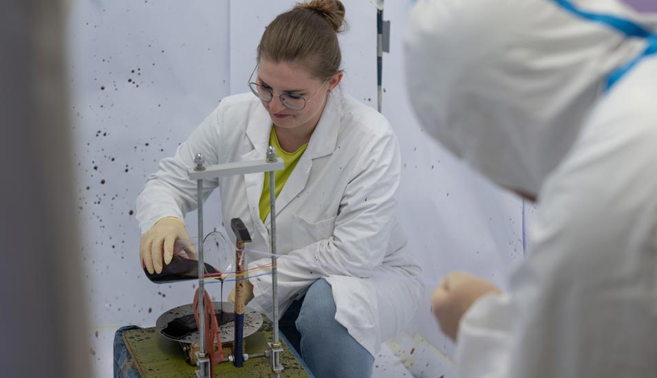 Michele-Nadine Wagner, Dozentin, und Leander Hoßfeld, wissenschaftlicher Mitarbeiter, bereiten in einem Forensik-Labor der Hochschule Mittweida eine Blutspurenmusteranalyse vor.