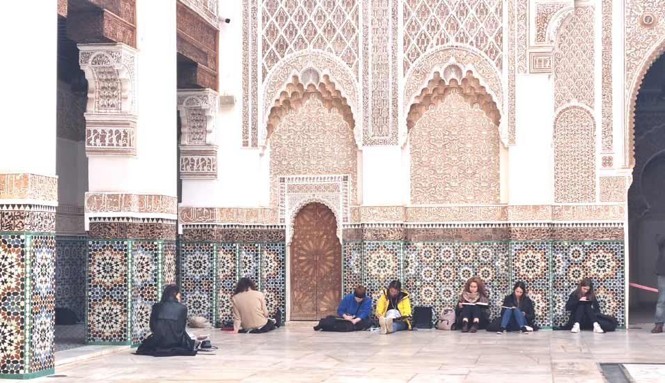 Studierende der Professur für Kunst­pädagogik und Visual Literacy der Universität Passau beschäftigen sich mit islamischer Ornamentik in der Koran­schule Medersa Ben Youssef in Marrakesch (2022).