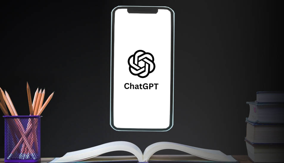 Ein Handy zeigt das Logo von ChatGPT an und schwebt über einem Lehrbuch