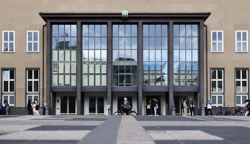 Eine Aufnahme des Haupteingangs des Hauptgebäudes der Universität zu Köln.