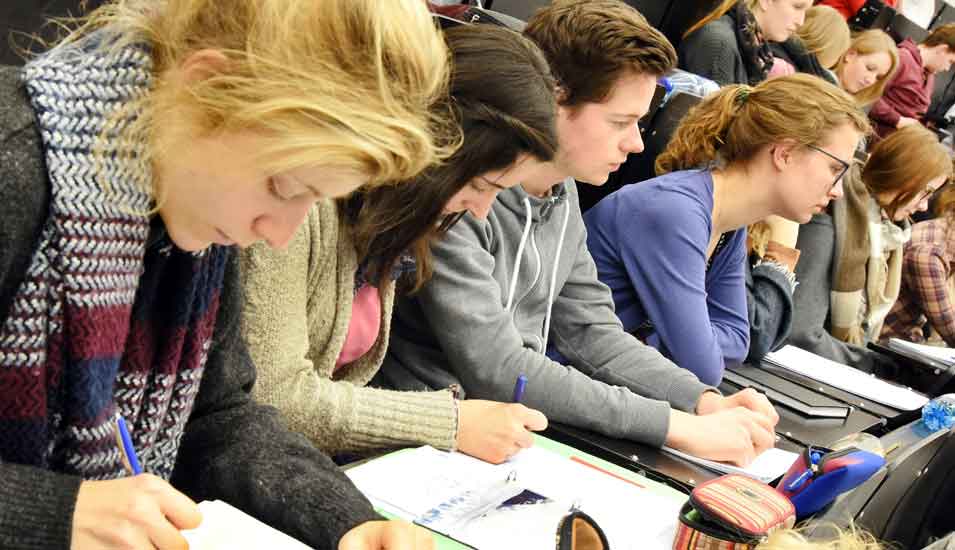 Das Foto  zeigt einige Studierende bei einer Vorlesung an der Universität Leipzig.
