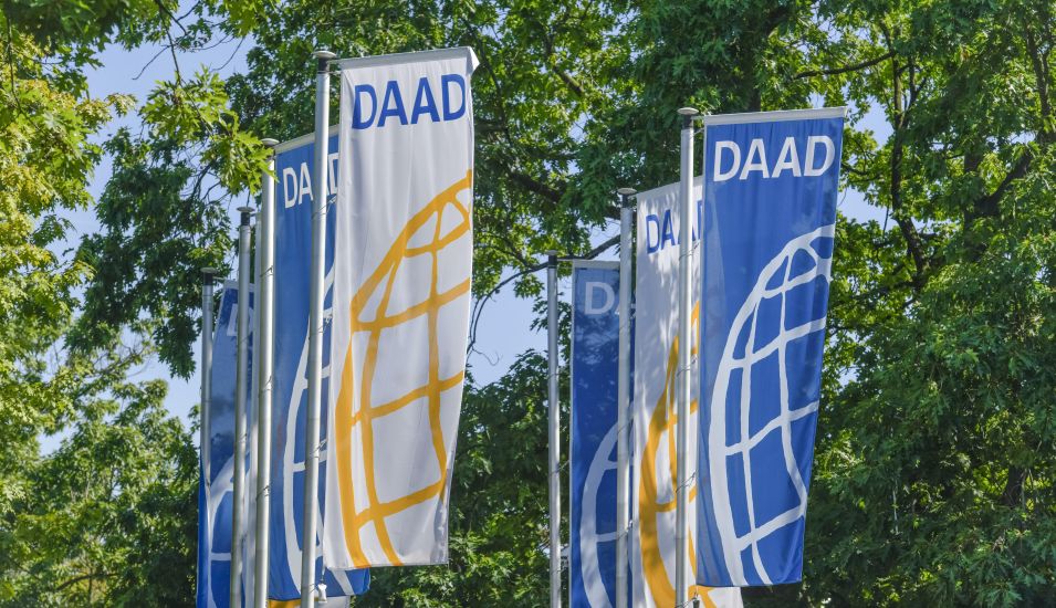 Das Foto zeigt wehende Fahnen des DAAD vor der Zentrale in Bonn.
