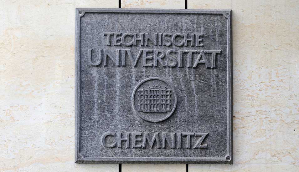 Schild an der TU Chemnitz mit dem Namen der Hochschule.