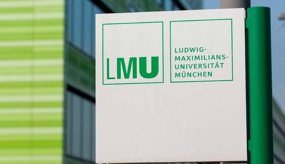 Schild mit Logo der Ludwig-Maximilians-Universität München