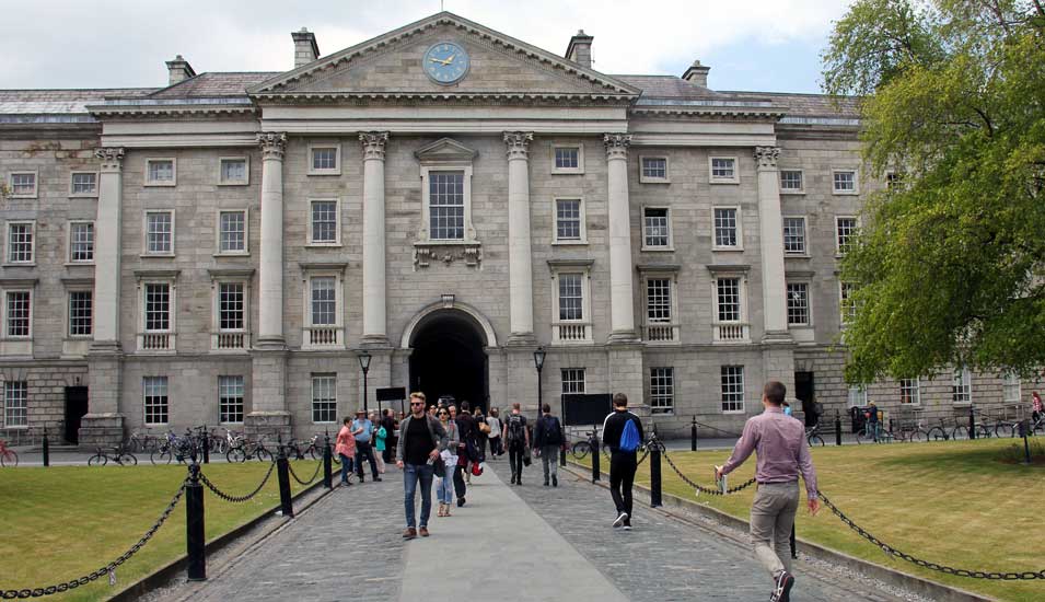 Studierende auf dem Campus am Trinity College in Dublin