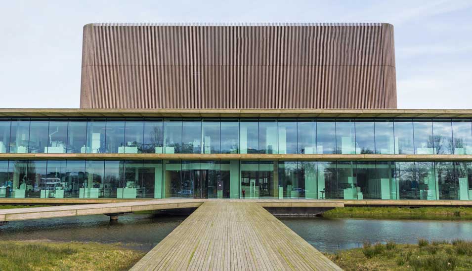 Außenansicht eines nachhaltigen Universitätsgebäudes des "Wageningen Univeristy and Research Campus" in den Niederlanden.