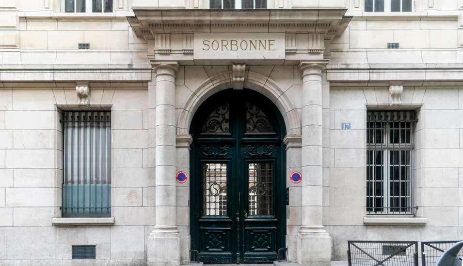 Portal der Sorbonne mit Schriftzug.