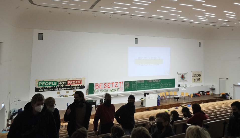 Aktivisten und Plakate im Auditorium Maximum der Universität Leipzig