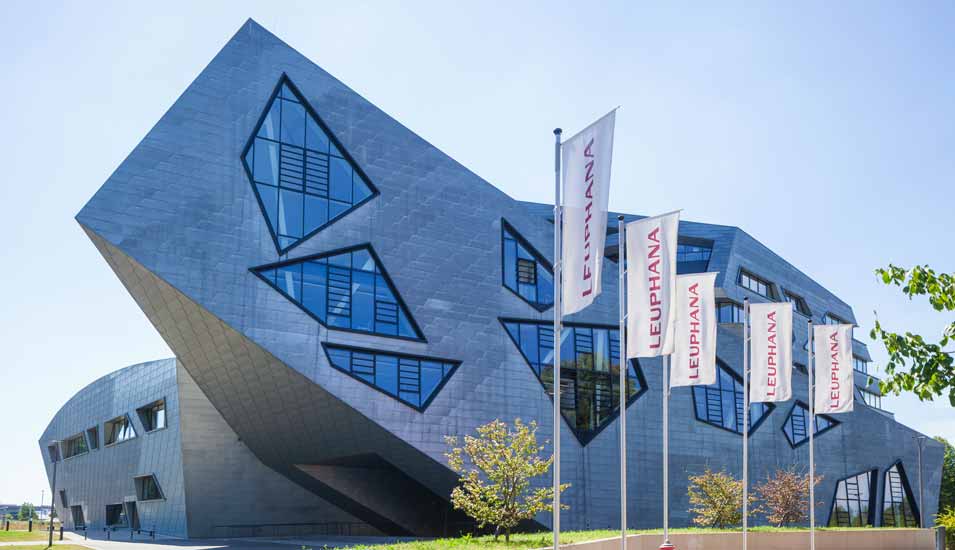 Foto des Zentralgebäudes der Leuphana-Universität in Lüneburg, entworfen von dem Architekten Daniel Libeskind