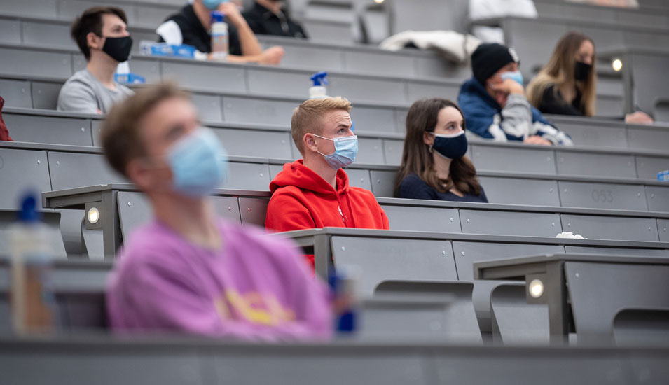 Studierende mit Maske in einem Hörsaal