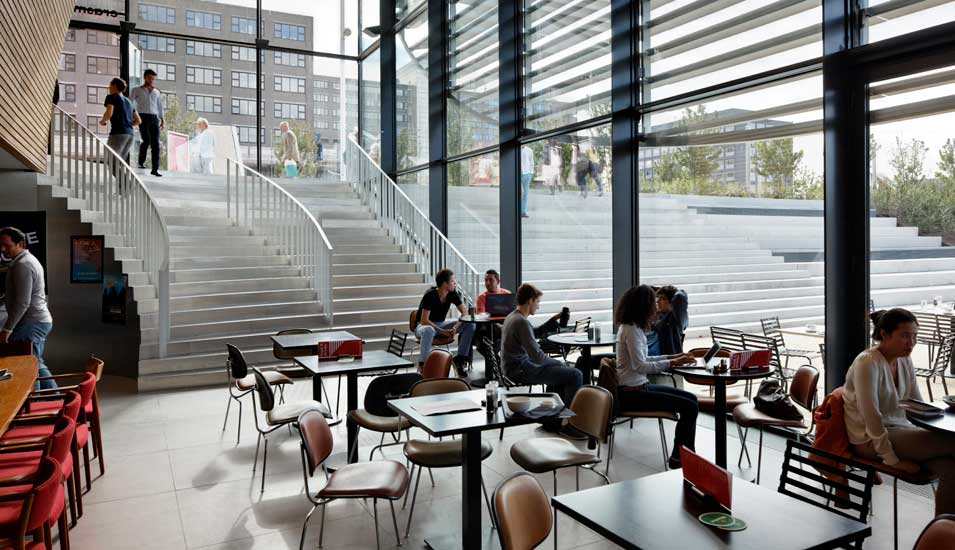 Menschen in und vor der Cafeteria im Erasmus Pavillion der Universität Rotterdam