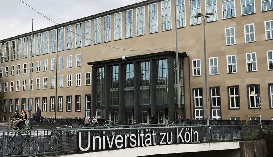 Campus der Universität zu Köln mit Schriftzug