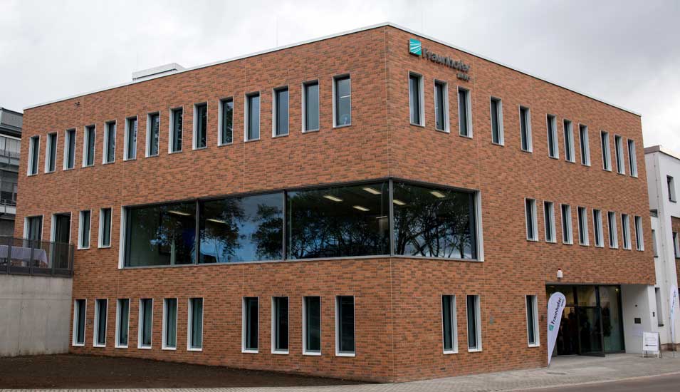 Gebäude des IMWS in Halle, ein moderner Erweiterungsbau des Fraunhofer-Kompetenz-Zentrums für angewandte Elektronenmikroskopie und Mikrostrukturdiagnostik