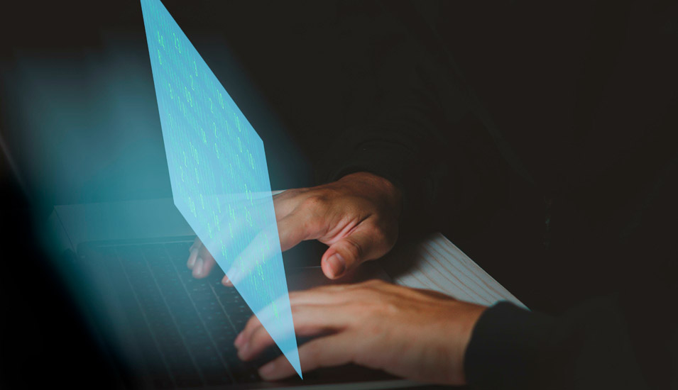 Symbolbild Datendiebstahl: Hände auf einer PC-Tastatur vor dunklem Hintergrund