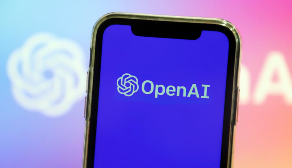 Auf einem Handybildschirm wird das Logo der Firma OpenAI angezeigt.