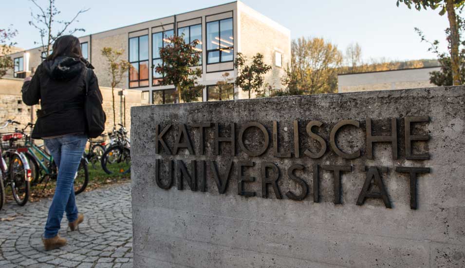Eine Frau betritt den Campus der KU Eichstätt-Ingolstadt