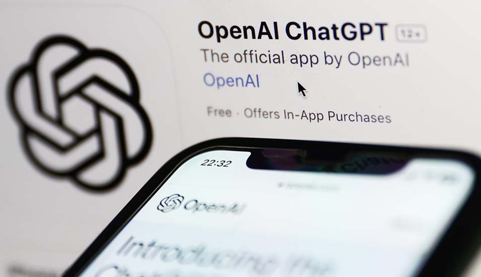 Auf zwei Bildschirmen ist die App "ChatGPT" von OpenAI zu sehen.