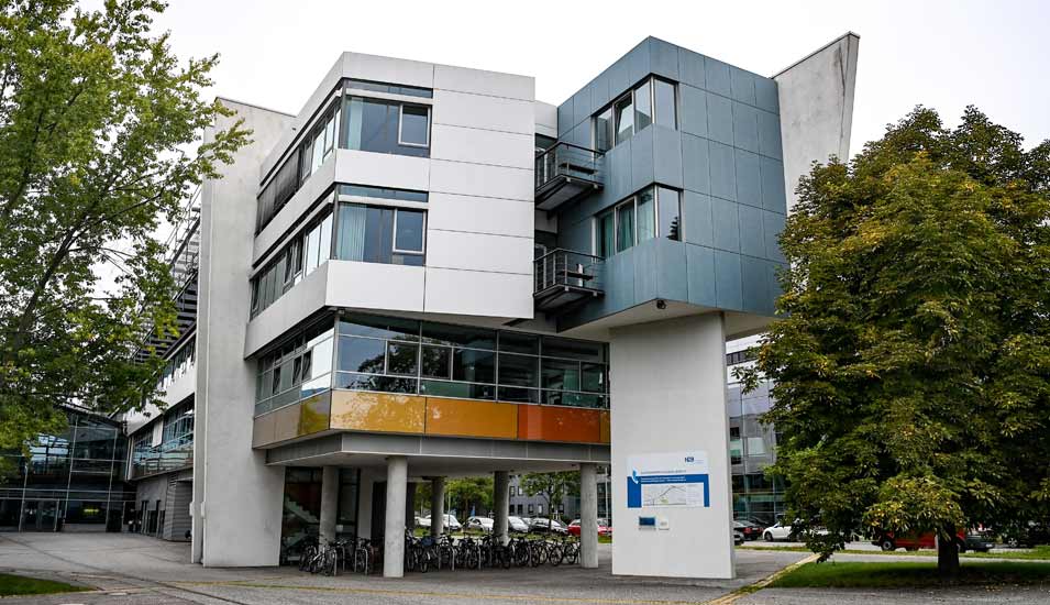Gebäude des Helmholtz-Zentrums Berlin für Materialien und Energie im Technologiepark Adlershof