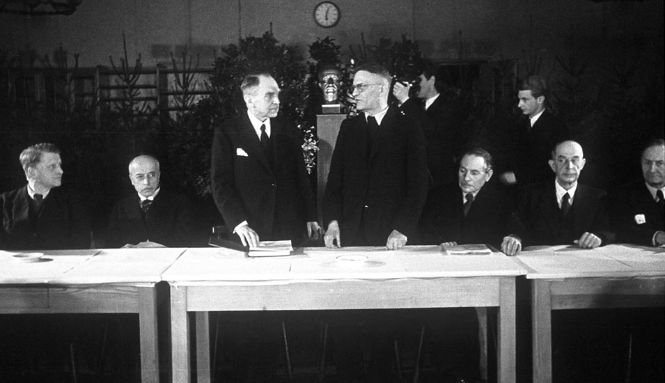 Gründungssitzung der Max-Planck-Gesellschaft (MPG) am 26. Februar 1948 in Göttingen: In der Mitte stehend Adolf Grimme (links), Kultusminister von Niedersachsen, und der MPG-Präsident Professor Otto Hahn (rechts).
