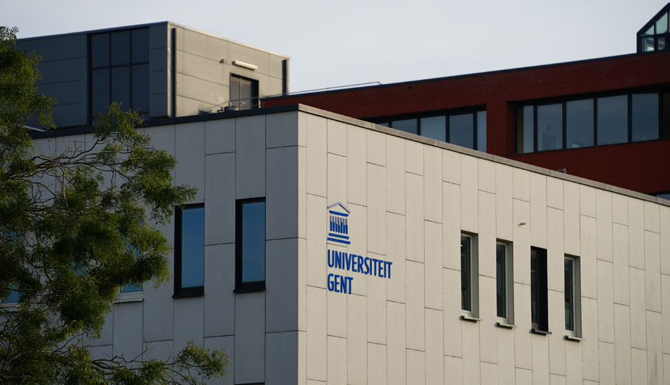 Foto von Gebäude der Universität Gent mit Logo und Schriftzug an der Fassade
