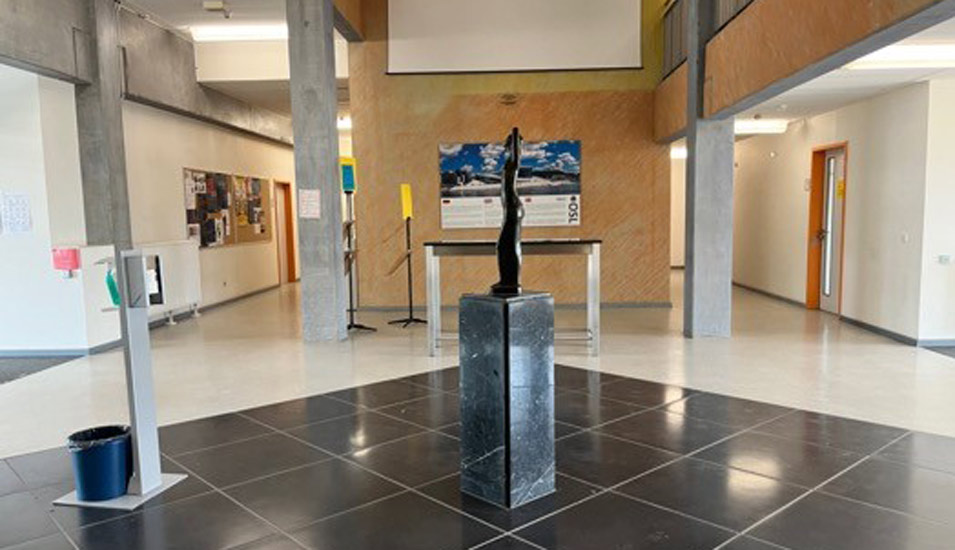 Foto der Skulptur "Primavera" von Fritz During im Foyer eines Gebäudes der Universität Flensburg.