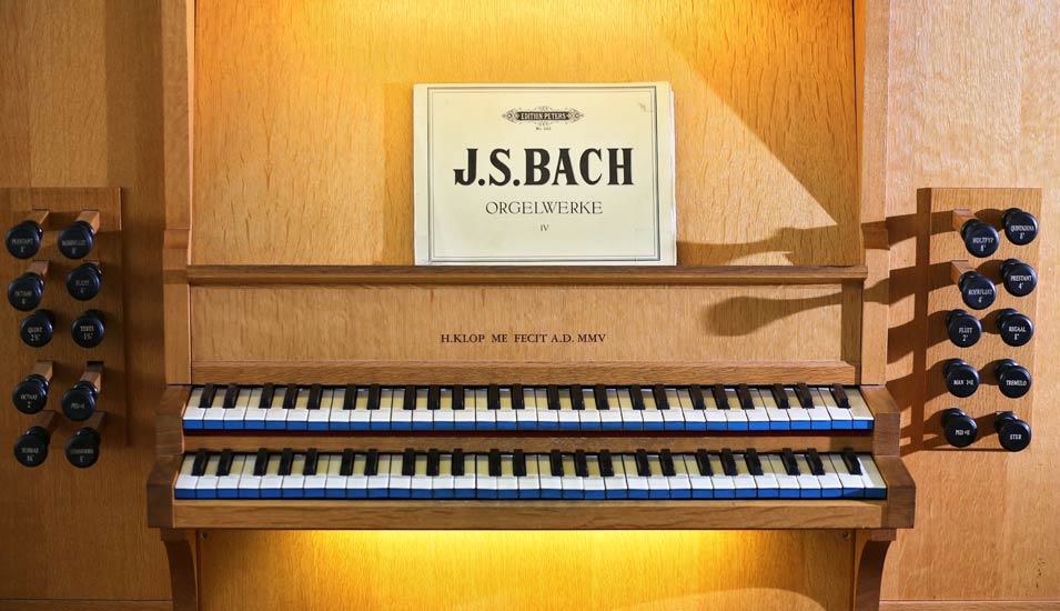 Noten von Johann-Sebastian Bach liegen auf dem Pult einer Orgel der Evangelischen Hochschule für Kirchenmusik Halle/Saale.