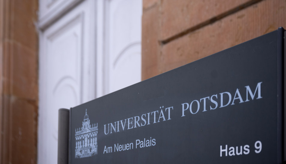 Schild mit der Aufschrift 'Universität Potsdam'