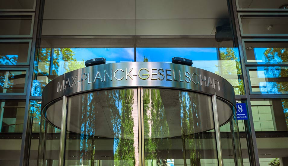 Über dem großen, gläsernen Eingang eines Bürogebäudes steht "Max-Planck-Gesellschaft". 