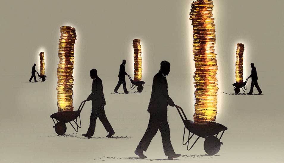 Eine Illustration von Menschen die einen Stapel von Geldmünzen in einer Schubkarre umherfahren