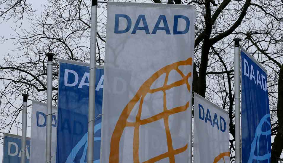 Foto von wehenden Fahnen vor dem DAAD-Gebäude in Bonn