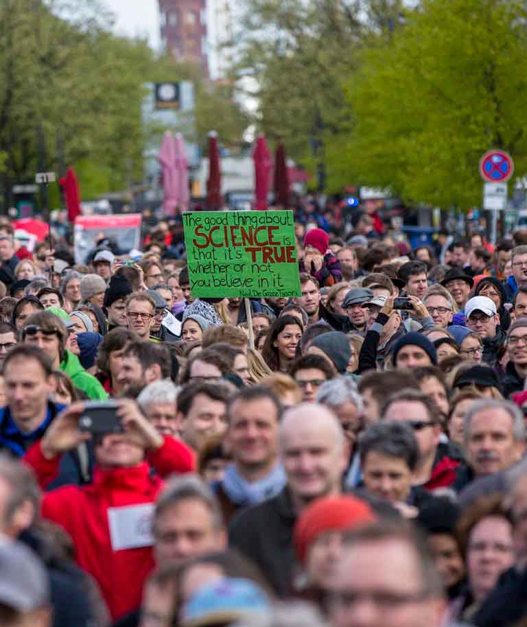 Eine Menschenmenge bei ihrem Protest für Wissenschaftsfreiheit beim "March for Science" in Berlin