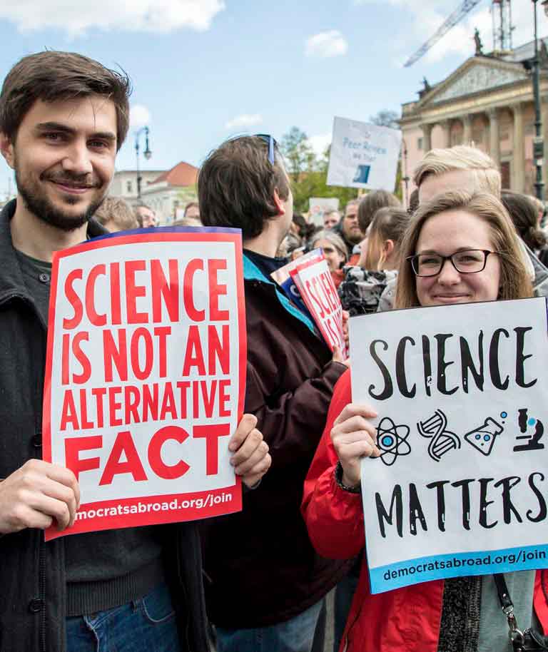 Zwei Demonstranten mit ihren Protestplakaten "Science is not an alternative fact" und "Science matters" beim "March for Science"