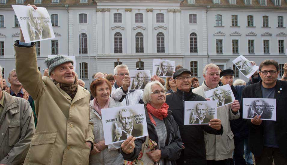 Das Bild zeigt ältere Demonstranten vor der Universität Greifswald
