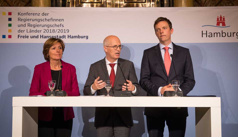 Das Foto zeigt drei Ministerpräsidenten bei einer Pressekonferenz in Hamburg.